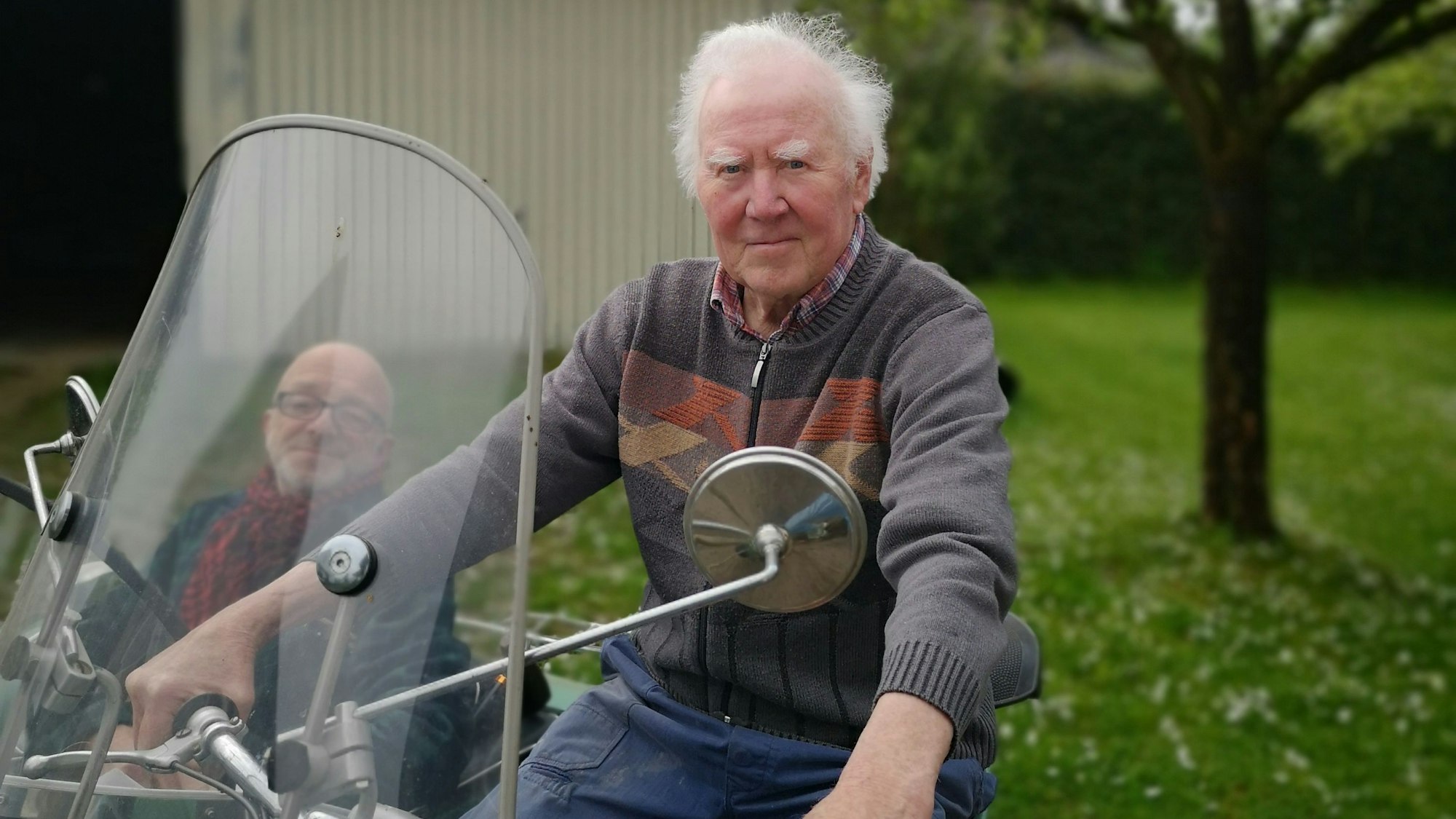 Philipp Stöcker (rechts) und sein Freund Ralf Schmidt auf seiner Zündapp.