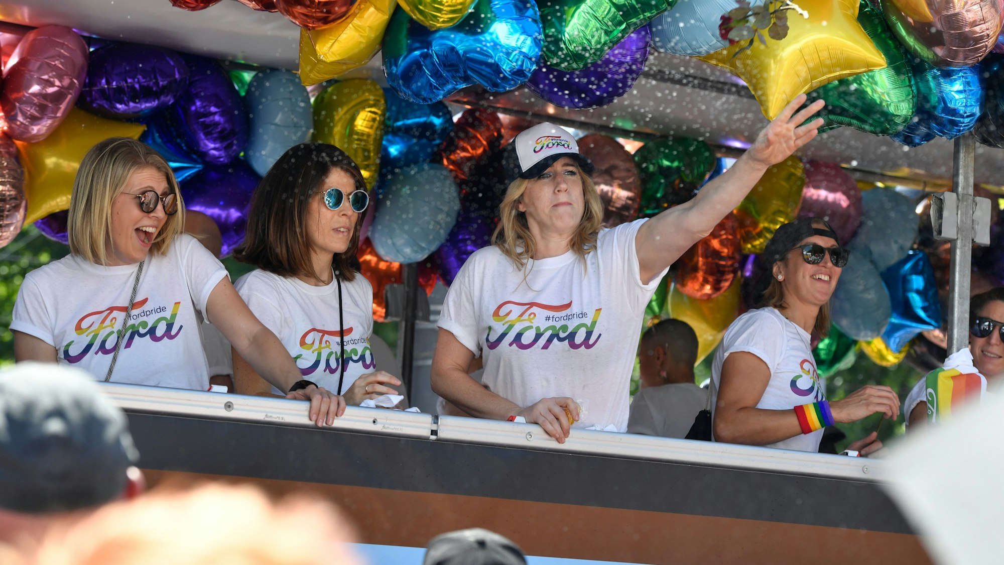 Frauen feiern bei der diesjährigen CSD-Parade. Der Kölner Christopher-Street-Day ist eine der größten Veranstaltungen der lesbischen, schwulen, bisexuellen, trans-, intergeschlechtlichen und queeren (LGBTIQ) Community in Europa. +++ dpa-Bildfunk +++