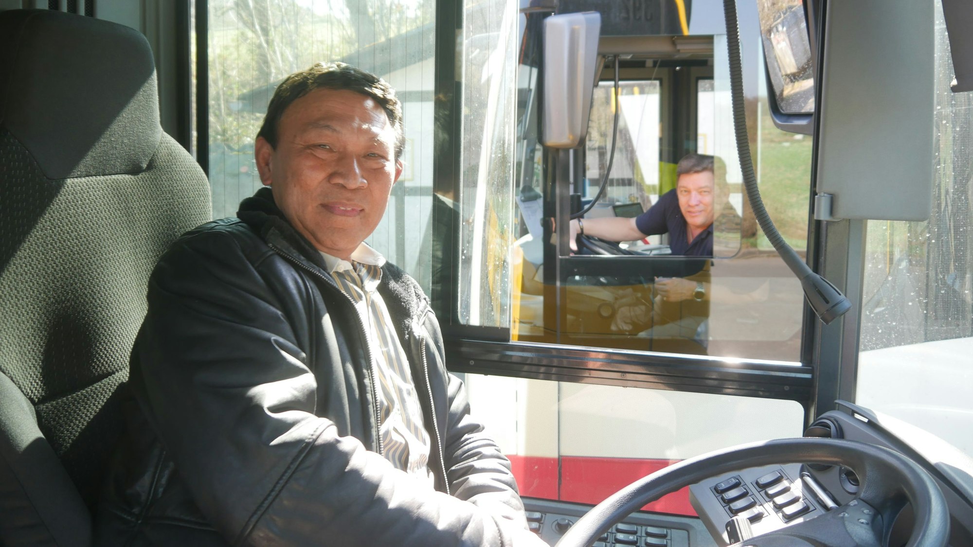 Windecker Linienbusnetz
John Donsu begrüßt an einem Am Engpass am Ortsausgang von Alsen begrüßt John Donsu seinen Kollegen (gerne Name eintragen)