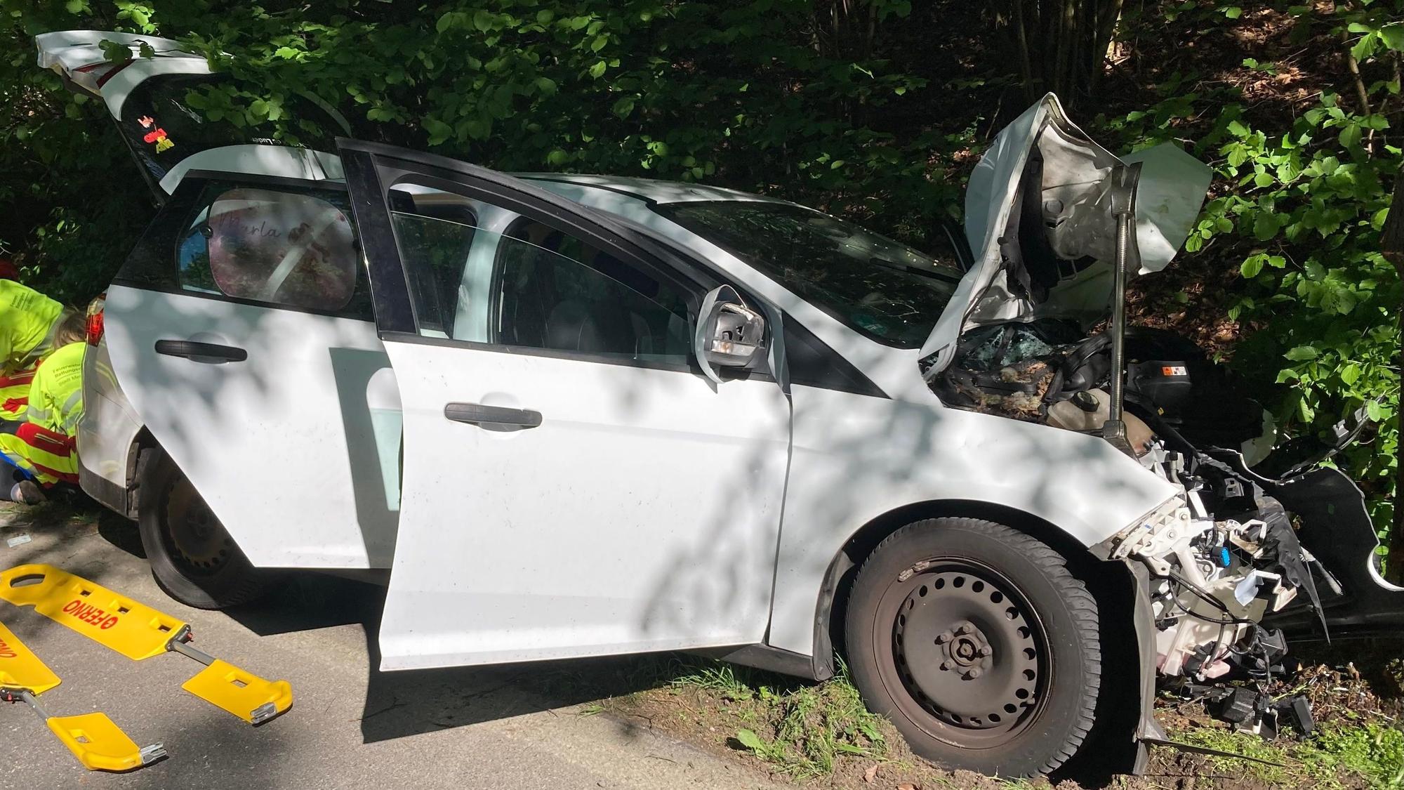 Die Frau war mit ihrem Pkw frontal gegen einen Baum geprallt.