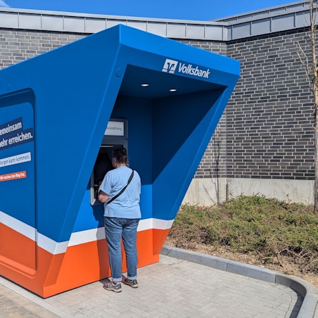 Das Foto zeigt den Container mit Geldautomat auf dem Parkplatz vor dem Aldi-Markt in Efferen-West.