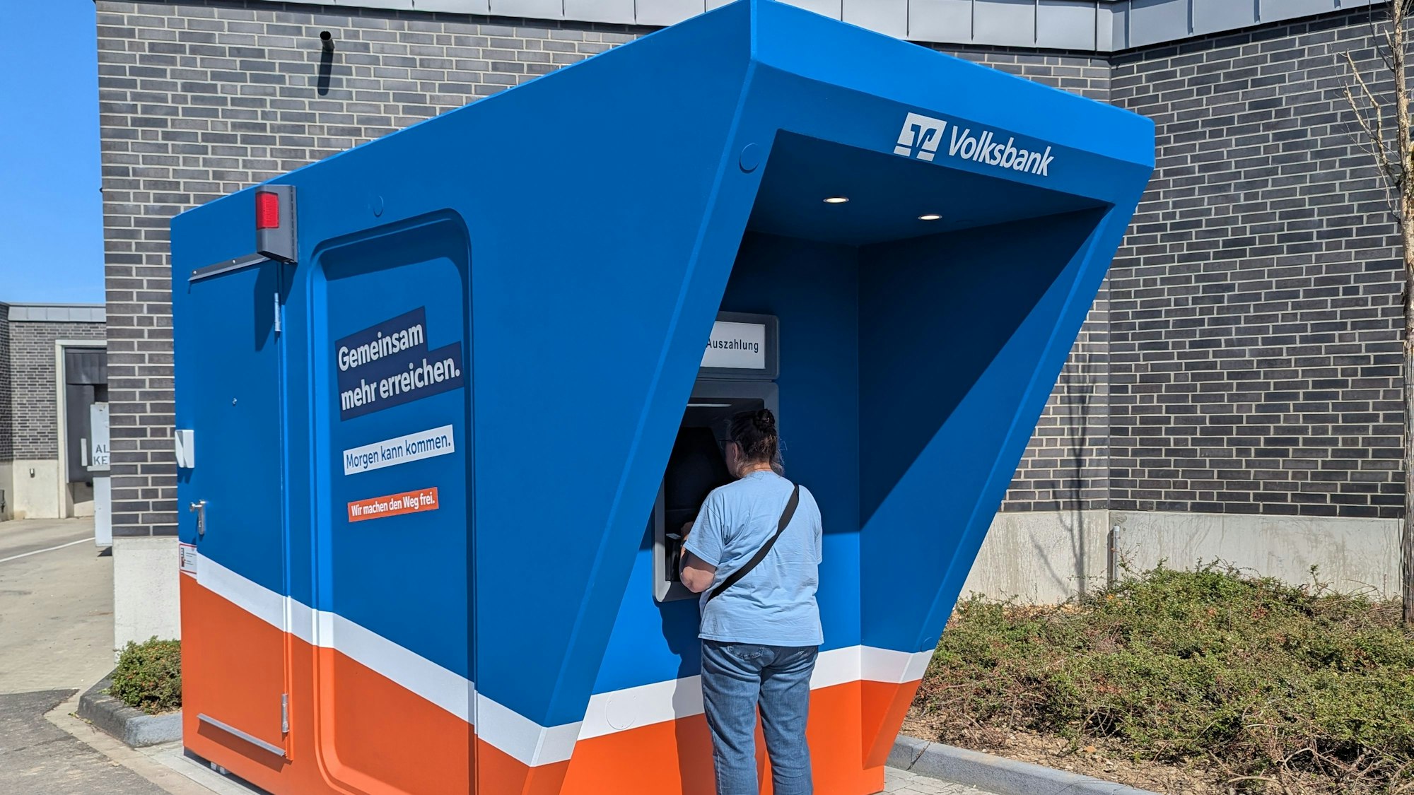 Das Foto zeigt den Container mit Geldautomat auf dem Parkplatz vor dem Aldi-Markt in Efferen-West.