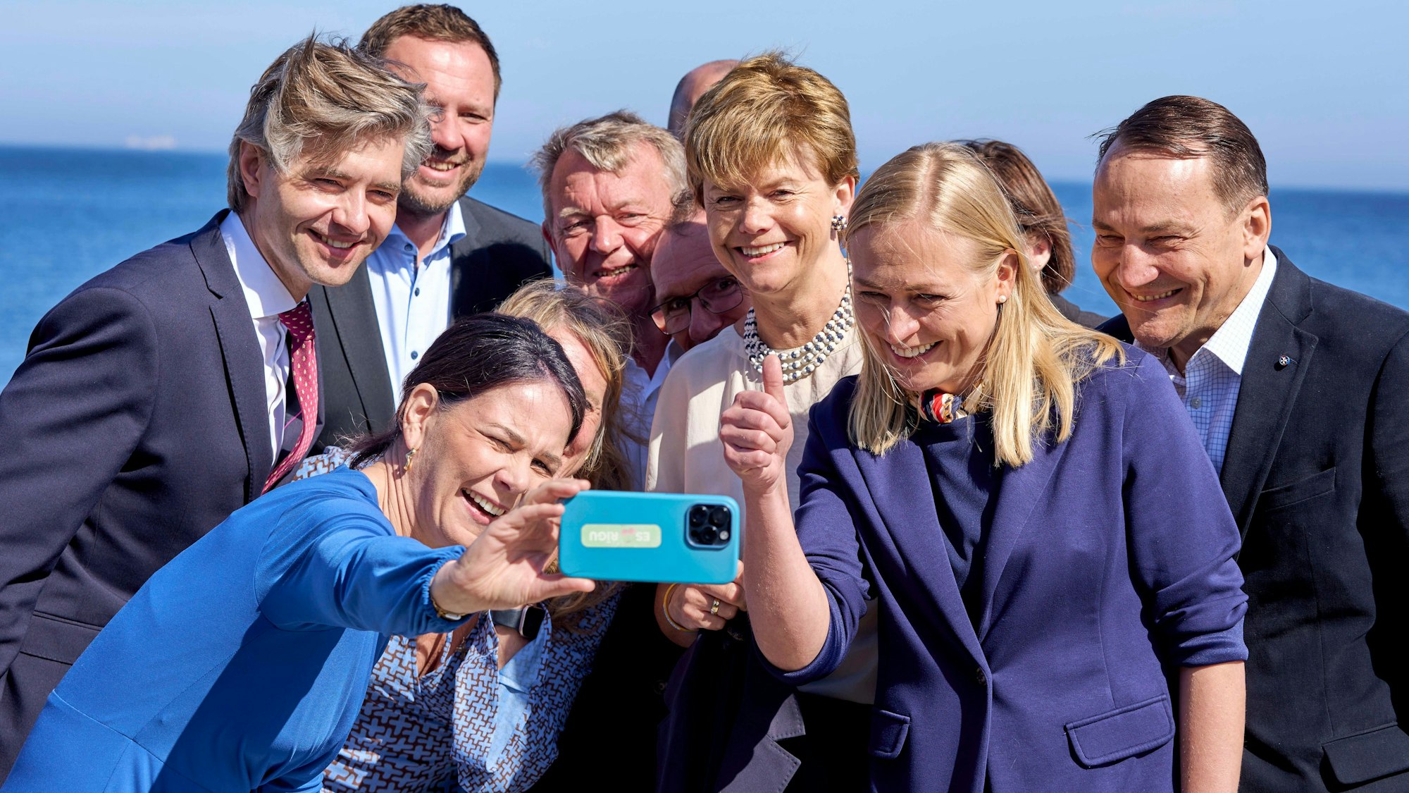 29.04.2025, Dänemark, Allinge: Litauens Außenminister Kestutis Budrys, Islands Außenministerin Katrin Gunnarsdottir, Estlands Außenminister Margus Tsahkna, Deutschlands Außenministerin Annalena Baerbock, Dänemarks Außenminister Lars Loekke Rasmussen, Norwegens Außenminister Espen Barth Eide, Finnlands Außenministerin Elina Valtonen, Frankreichs Außenminister Jean-Noel Barrot, Schwedens Außenministerin Maria Malmer Stenergard, Lettlands Außenministerin Baiba Braze und Polens Außenminister Radek Sikorski posieren für ein Selfie während eines Außenministertreffens der Mitgliedsländer der Nordisch-Baltischen Acht (NB8) auf der Insel Bornholm. Foto: Thomas Traasdahl/Ritzau Scanpix Foto/AP/dpa +++ dpa-Bildfunk +++