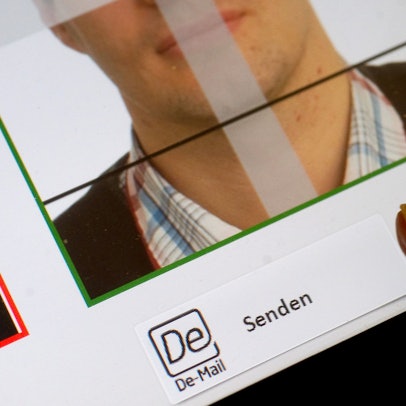 Ein digital aufgenommenes biometrisches Lichtbild wird auf einem Endgerät zur elektronisch verschlüsselten Übermittlung über eine sichere Verbindung via De-Mail angezeigt.