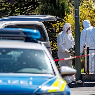 Spurensicherung und Polizei arbeiten in Weitefeld im Westerwald.