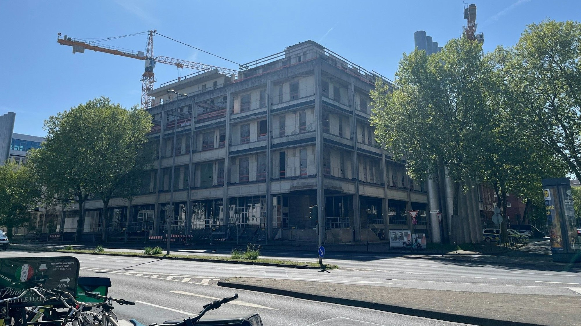 Stillstand: Der Umbau des früheren Briefverteilzentrums in Dom-Nähe kommt seit Jahren nicht voran.