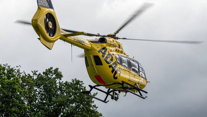 Ein Hubschrauber in der Luft.
