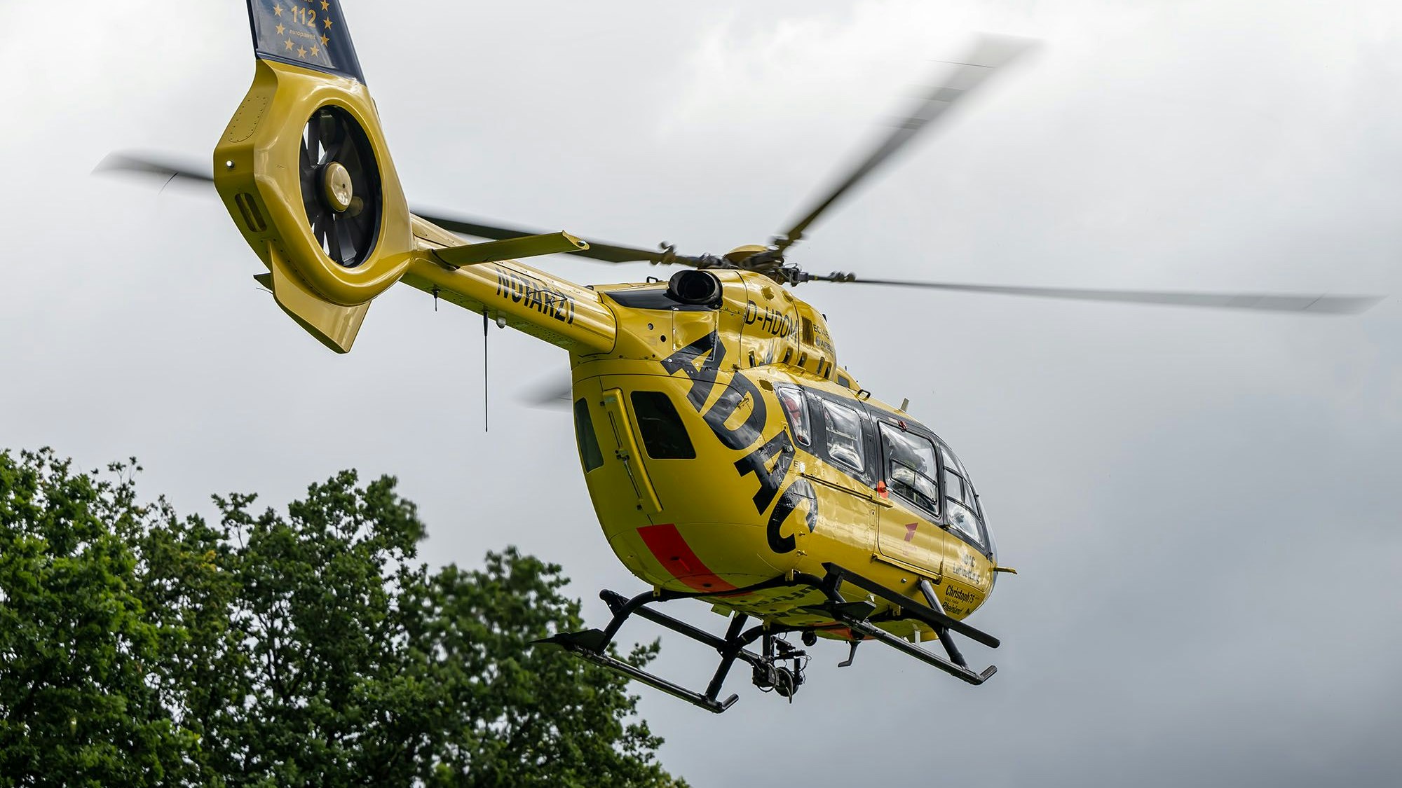 Ein Rettungshubschrauber in der Luft.