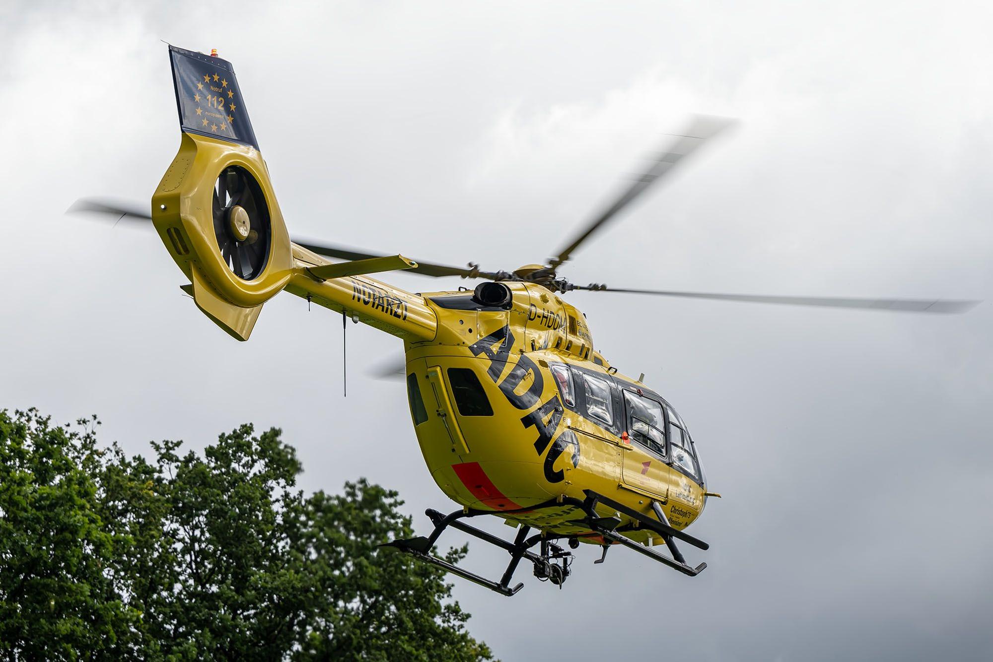 Ein Hubschrauber in der Luft.
