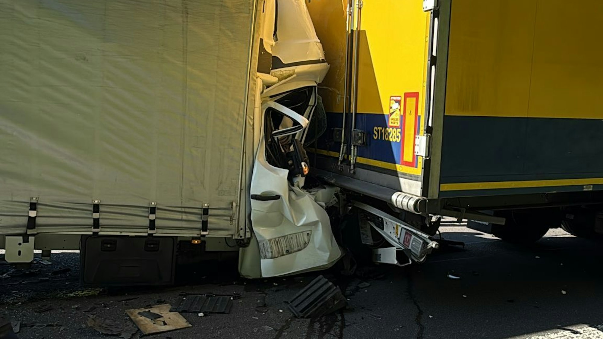 Das schwer beschädigte Führerhaus eines Fahrzeugs.