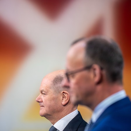 ACHTUNG: SPERRFRIST 19. FEBRUAR 20:15 UHR. ACHTUNG SPERRFRIST ZUR VERÖFFENTLICHUNG 19.02.25 20:15 UHR GMT. - 19.02.2025, Berlin: ACHTUNG SPERRFRIST ZUR VERÖFFENTLICHUNG 19.02.2025. 20:15 UHR GMT. Bundeskanzler Olaf Scholz (l, SPD) steht neben Friedrich Merz, Unions Kanzlerkandidat und CDU Bundesvorsitzender, beim letzten TV-Duell vor der Bundestagswahl bei Welt TV und Bild. Das Gespräch wird nachmittags "Live on Tape aufgezeichnet und abends ausgestrahlt. Foto: Michael Kappeler/dpa-Pool/dpa +++ dpa-Bildfunk +++