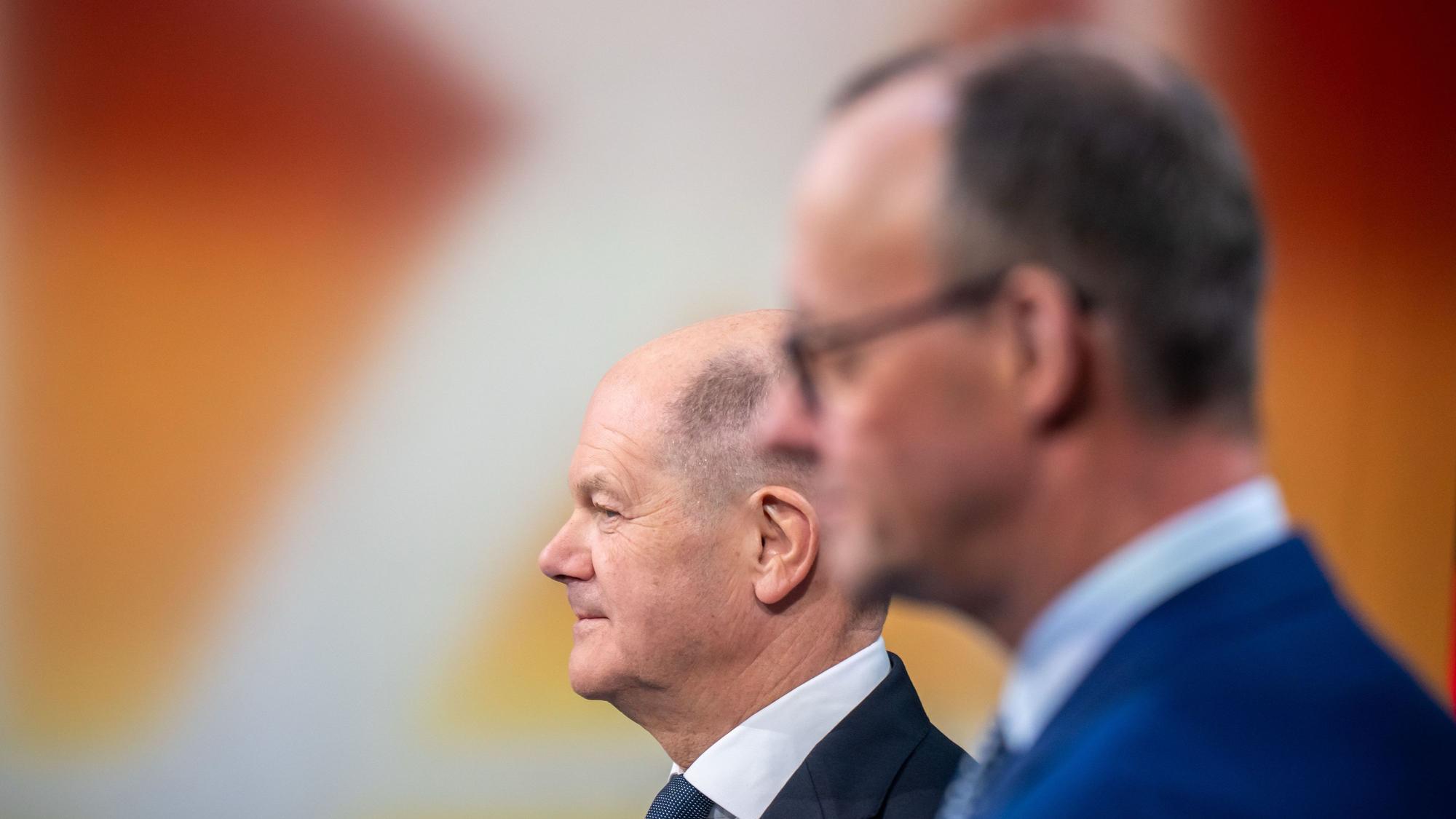 ACHTUNG: SPERRFRIST 19. FEBRUAR 20:15 UHR. ACHTUNG SPERRFRIST ZUR VERÖFFENTLICHUNG 19.02.25 20:15 UHR GMT. - 19.02.2025, Berlin: ACHTUNG SPERRFRIST ZUR VERÖFFENTLICHUNG 19.02.2025. 20:15 UHR GMT. Bundeskanzler Olaf Scholz (l, SPD) steht neben Friedrich Merz, Unions Kanzlerkandidat und CDU Bundesvorsitzender, beim letzten TV-Duell vor der Bundestagswahl bei Welt TV und Bild. Das Gespräch wird nachmittags "Live on Tape aufgezeichnet und abends ausgestrahlt. Foto: Michael Kappeler/dpa-Pool/dpa +++ dpa-Bildfunk +++