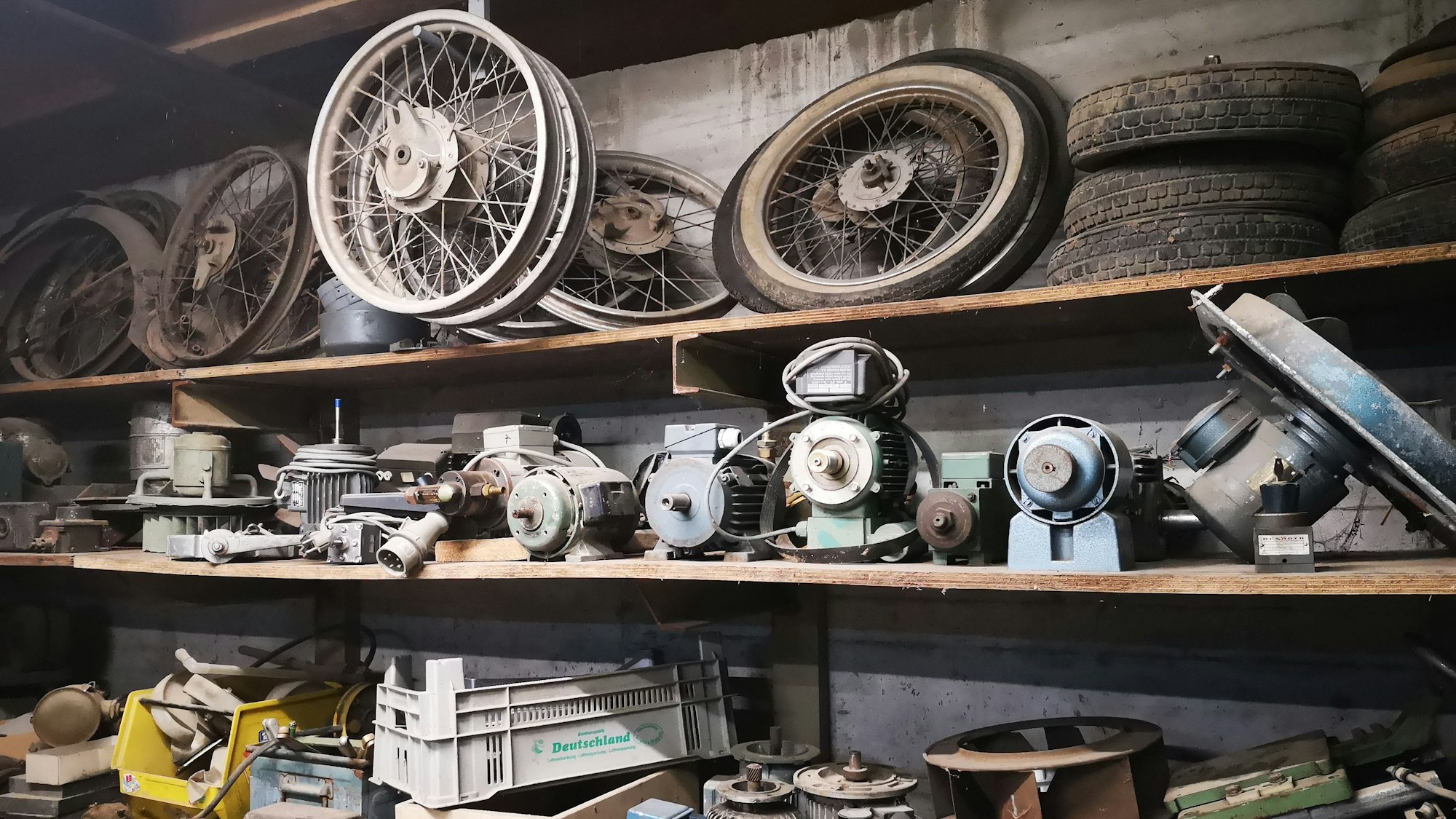 Werkstätten, Ersatzteile, Werkbänke und weitere Maschinen, zu denen Philipp Stöcker sämtlich zahlreiche Geschichten erzählen kann.