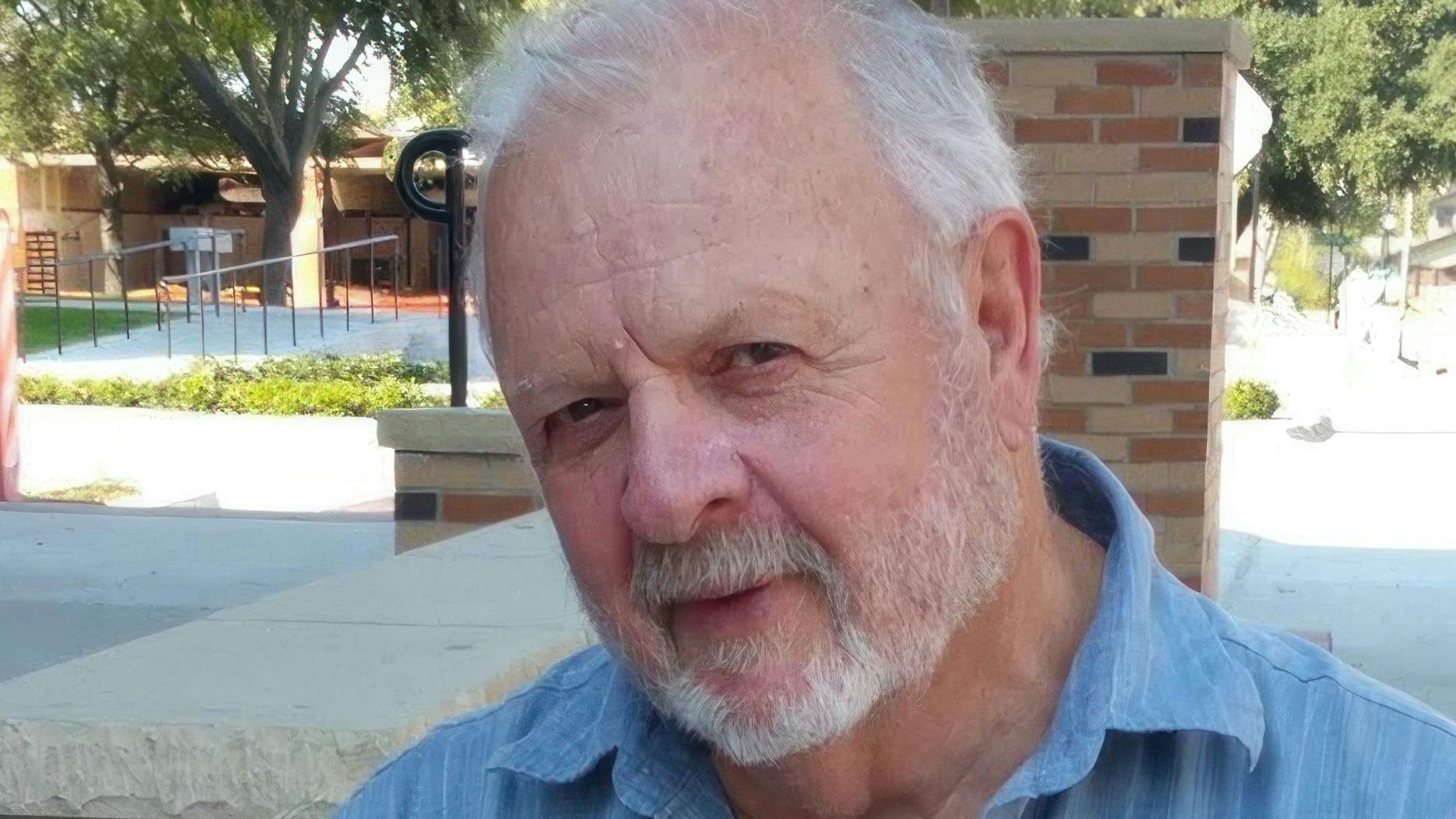 Großvater John plant eine letzte Reise, die auch nach Europa führen soll. Gerade versucht er, auch zwei Tage in Morsbach möglich zu machen.