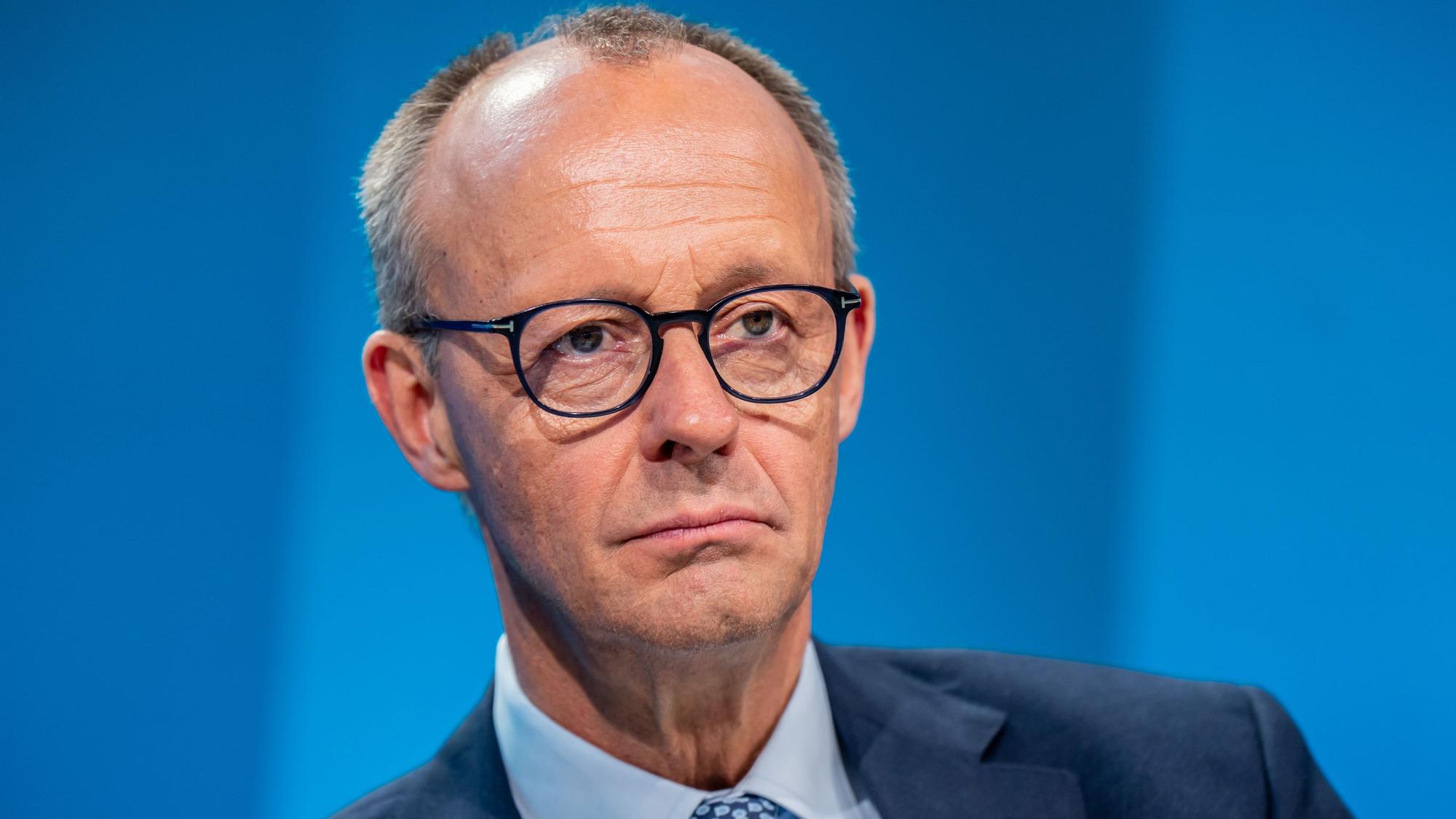 Wird wohl ohne den ganz großen Rückenwind zum nächsten Kanzler: CDU-Chef Friedrich Merz (69)