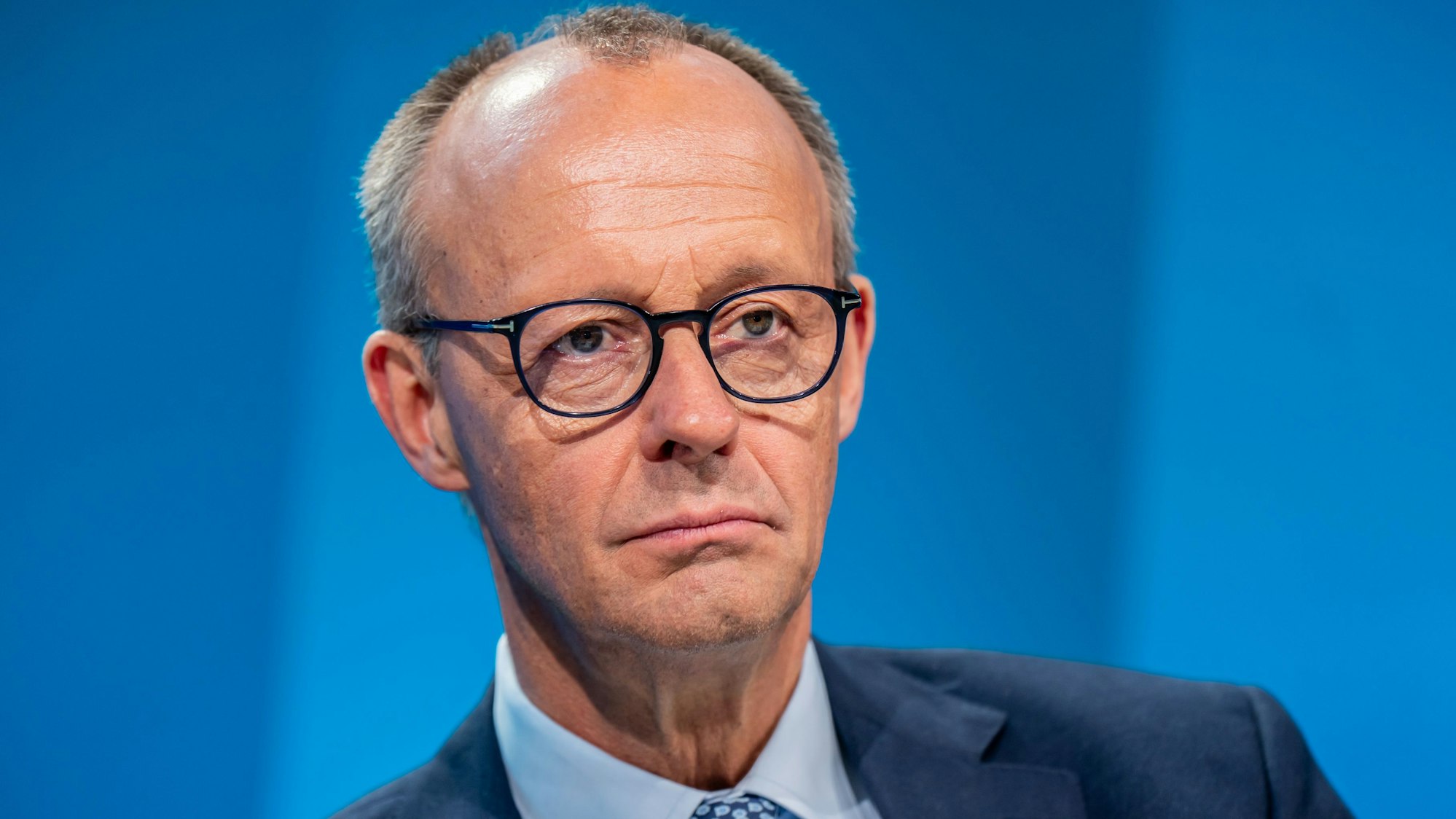 Wird wohl ohne den ganz großen Rückenwind zum nächsten Kanzler: CDU-Chef Friedrich Merz (69)