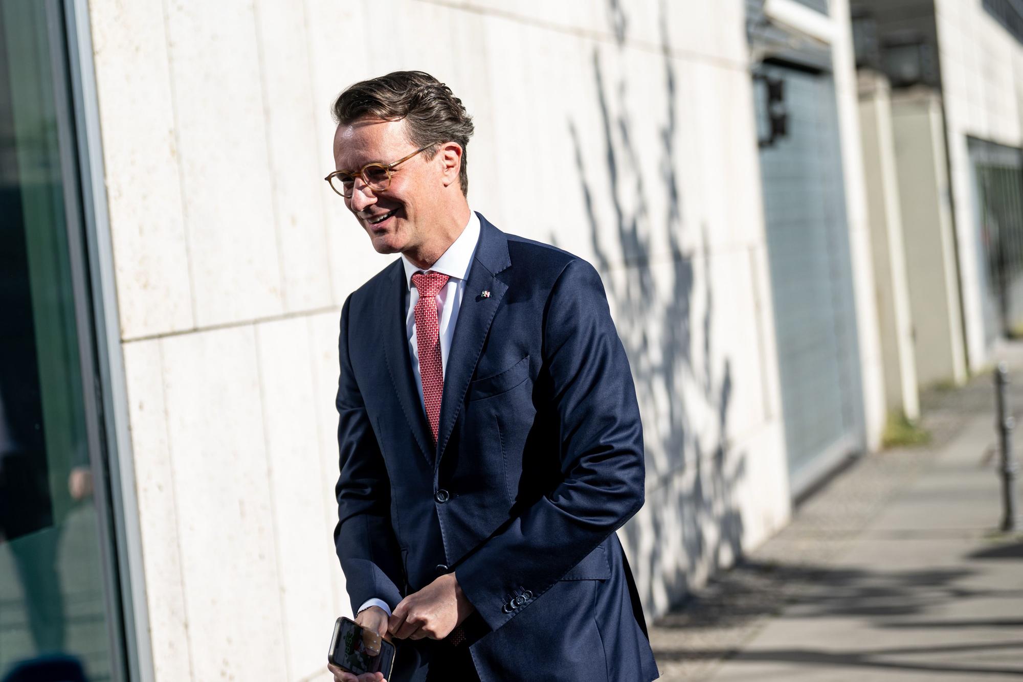 28.04.2025, Berlin: Hendrik Wüst (CDU), Ministerpräsident des Landes Nordrhein-Westfalen, kommt zur Präsidiumssitzung der CDU. Foto: Fabian Sommer/dpa +++ dpa-Bildfunk +++