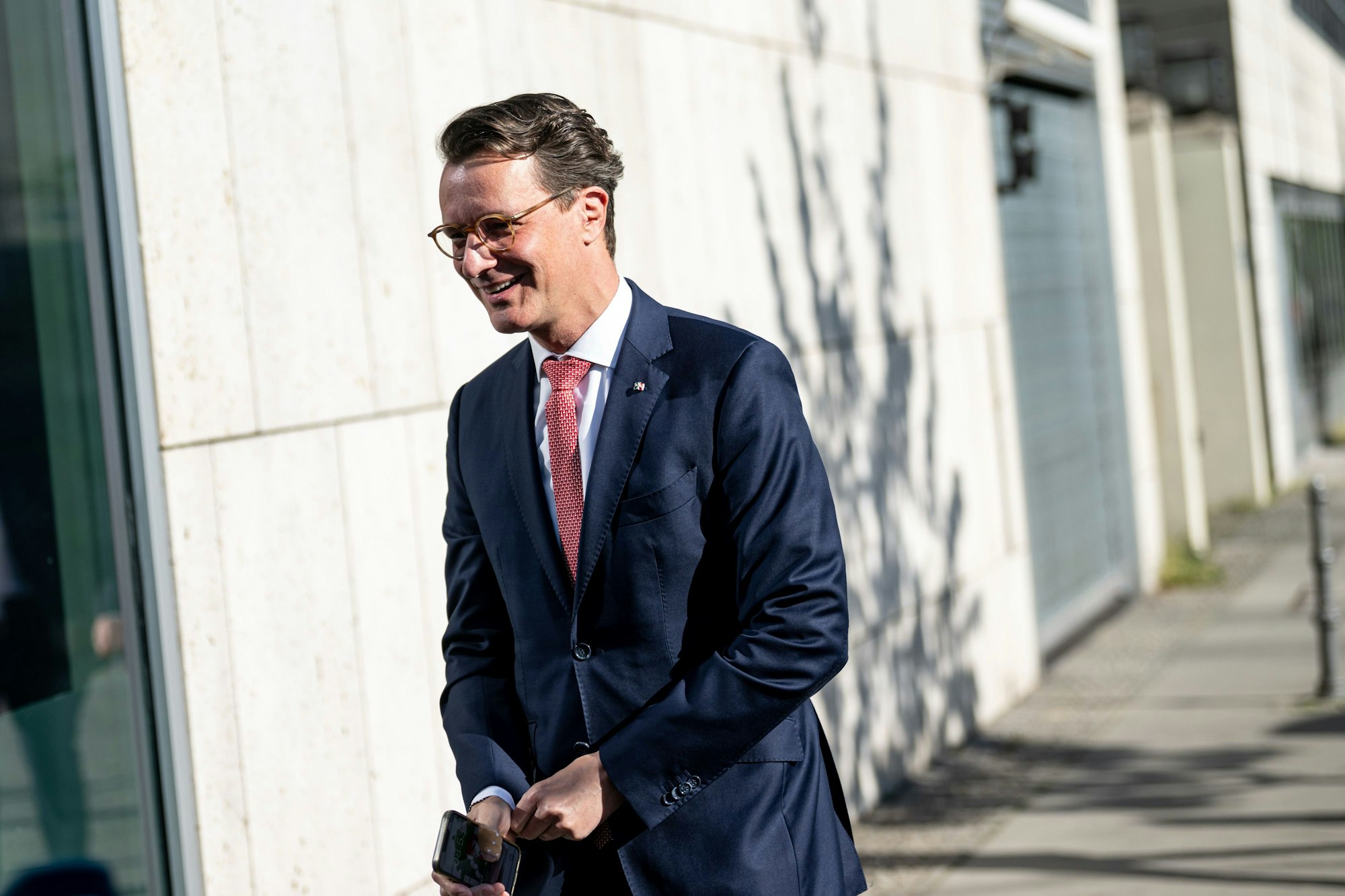 28.04.2025, Berlin: Hendrik Wüst (CDU), Ministerpräsident des Landes Nordrhein-Westfalen, kommt zur Präsidiumssitzung der CDU. Foto: Fabian Sommer/dpa +++ dpa-Bildfunk +++