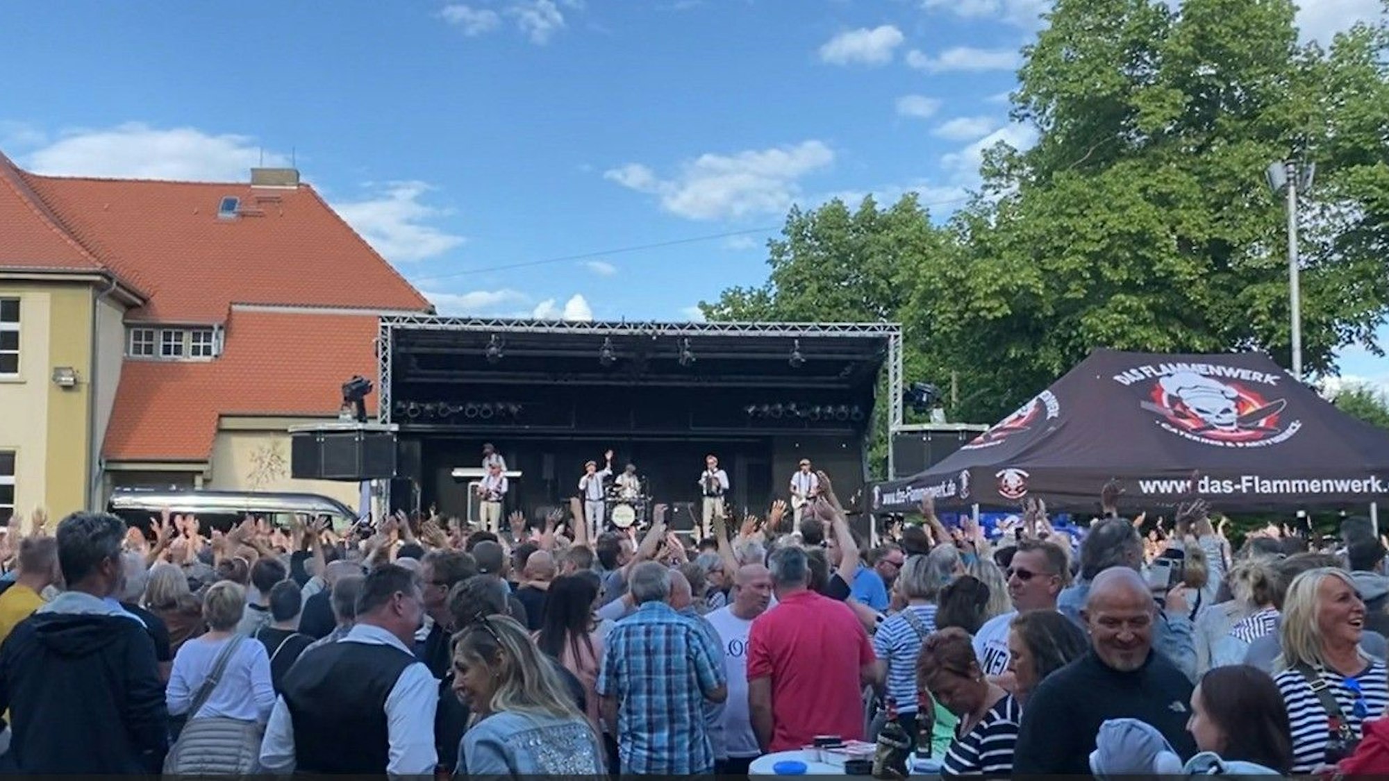 Blick auf die Bühne mit zahlreichen Zuschauern davor.