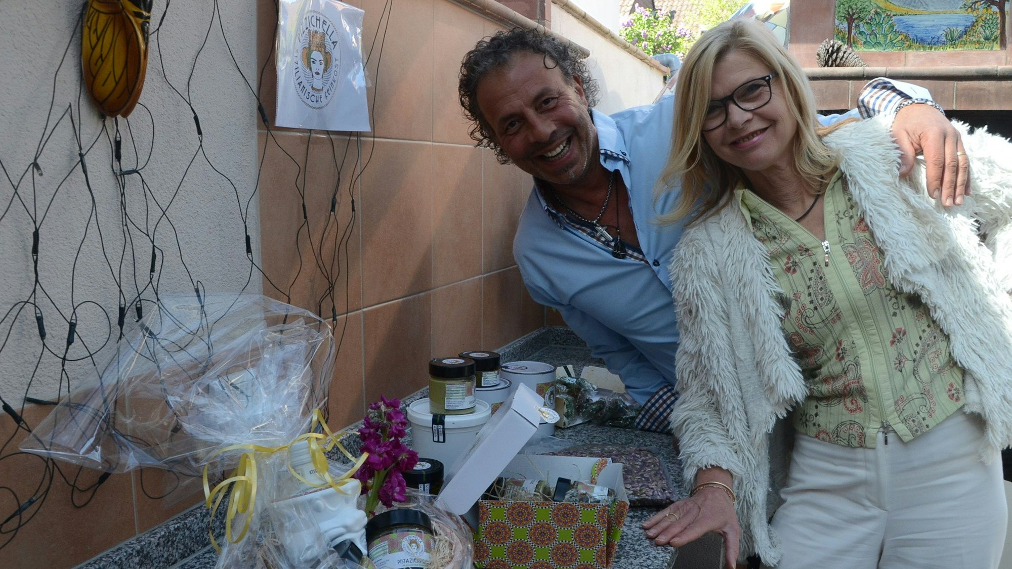 Nunzio Orefice und seine Frau Stephanie haben mit Pizzichella Feinkost ein neues Standbein. Sie importieren Pistazien und Pistazienprodukte aus Bronte am Ätna.