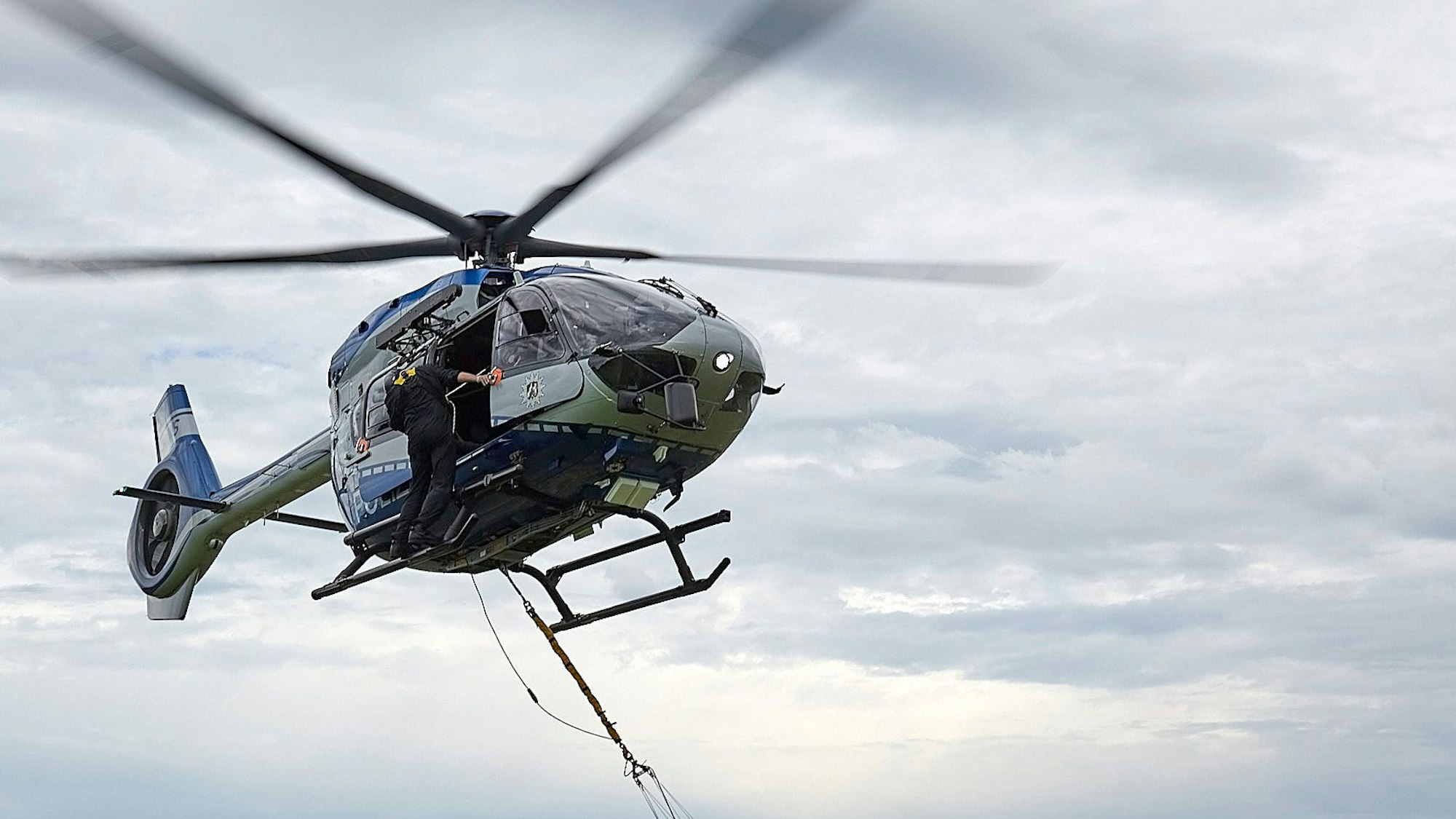 Ein Hubschrauber der Polizei beim Flug.