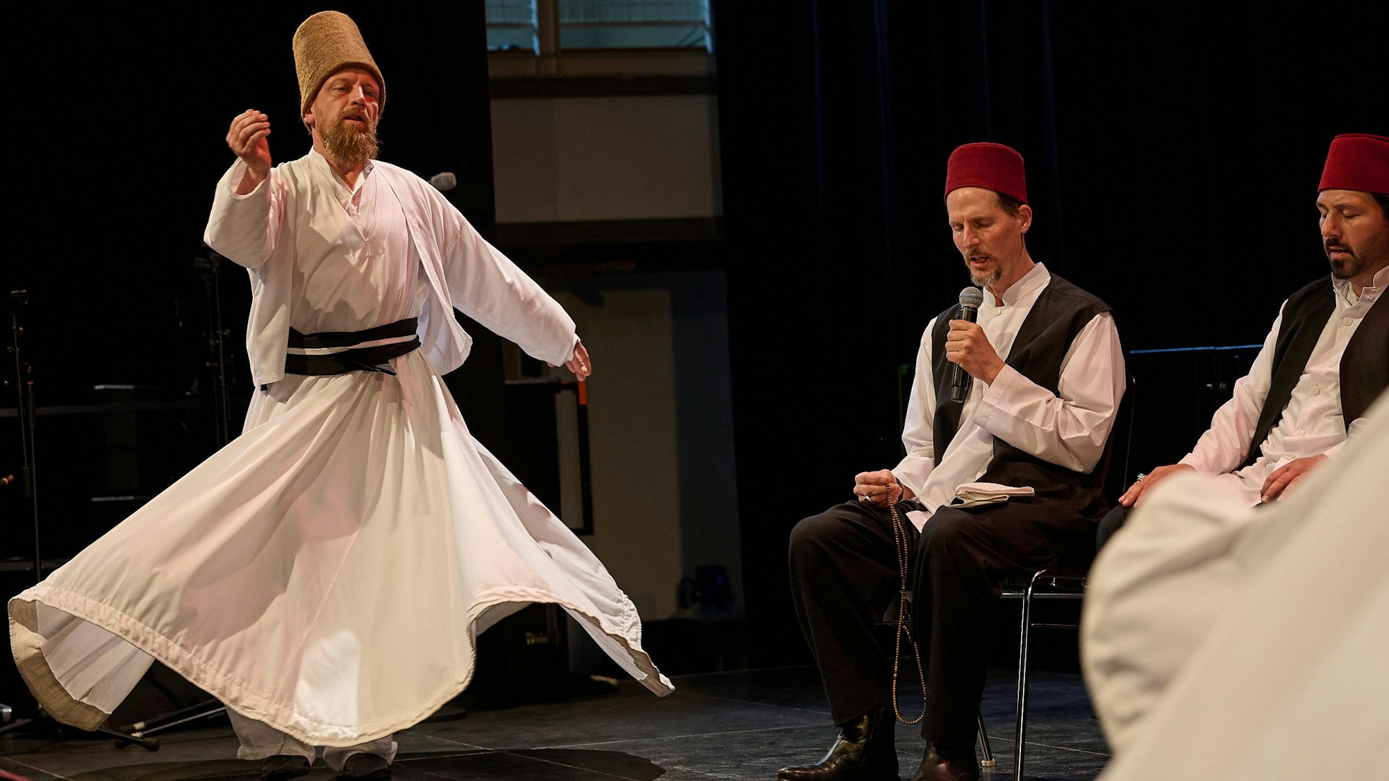 Sufizentrum Rabbaniya / Drehende Derwische beim Festival der Religionen