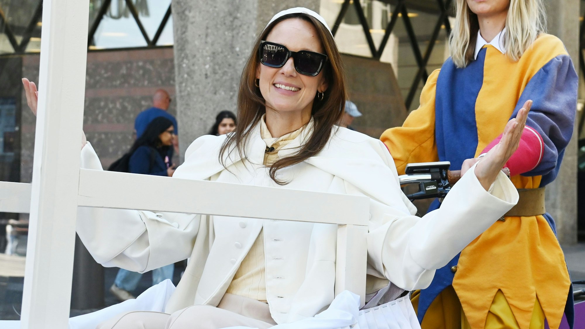 29.04.2025 Köln. Carolin Kebekus dreht als Päpstin im Mamamobil einige Runden am Dom. Sie gibt dem KstA auch ein Interview zum Thema Papst und Kirche. Foto: Alexander Schwaiger
