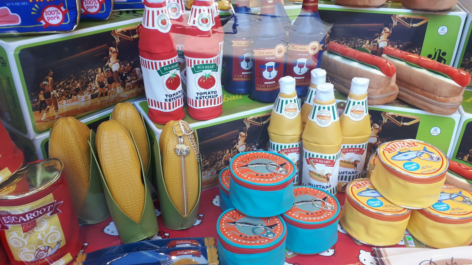 Ein Ausschnitt des Sortiments: Portemonnaies und Mäppchen im Verpackungs-Stil.