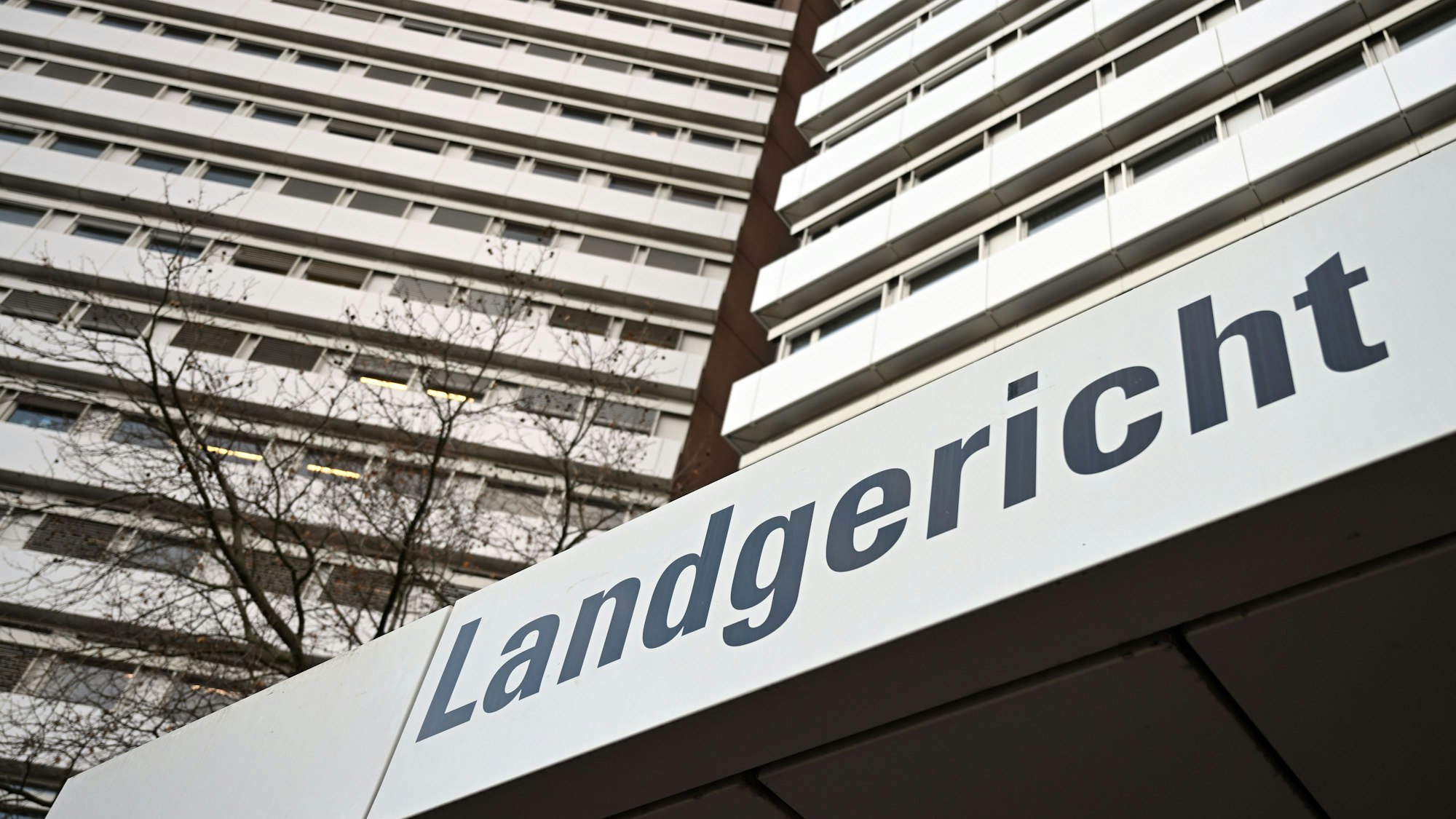 Ein Schild weist auf das Landgericht Köln hin.