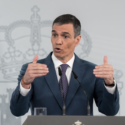 Der Regierungspräsident Pedro Sánchez tritt im Moncloa-Palast vor die Medien. Am 28. April 2025 war es in Spanien und in Portugal zu einem großflächigen Stromausfall gekommen.