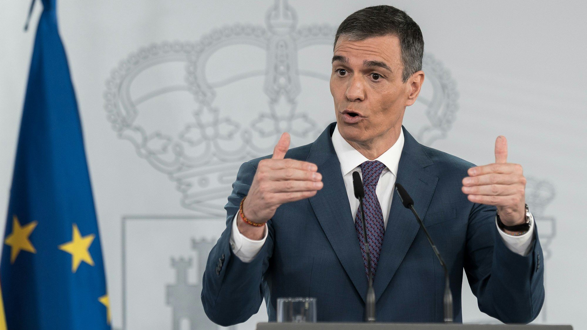 Der Regierungspräsident Pedro Sánchez tritt im Moncloa-Palast vor die Medien. Am 28. April 2025 war es in Spanien und in Portugal zu einem großflächigen Stromausfall gekommen.