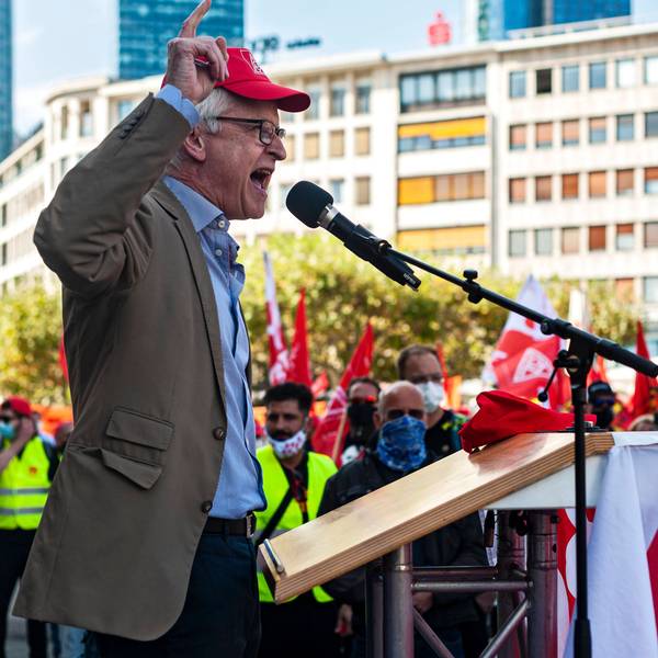 IG-Metall-Sozialvorstand Hans-Jürgen Urban spricht auf einer Kundgebung.