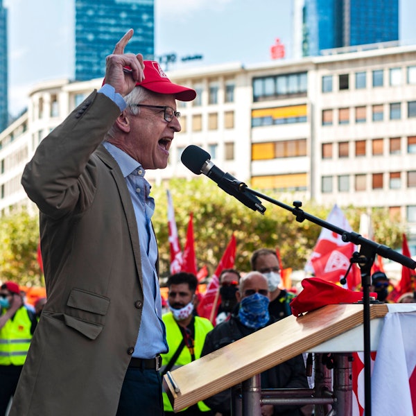 IG-Metall-Sozialvorstand Hans-Jürgen Urban spricht auf einer Kundgebung.