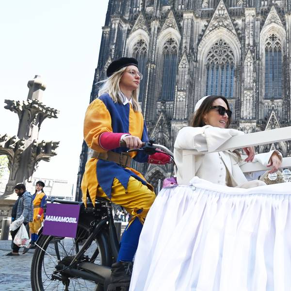 Carolin Kebekus dreht am Dienstag als Päpstin im Mamamobil einige Runden am Dom.