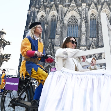 Carolin Kebekus dreht am Dienstag als Päpstin im Mamamobil einige Runden am Dom.