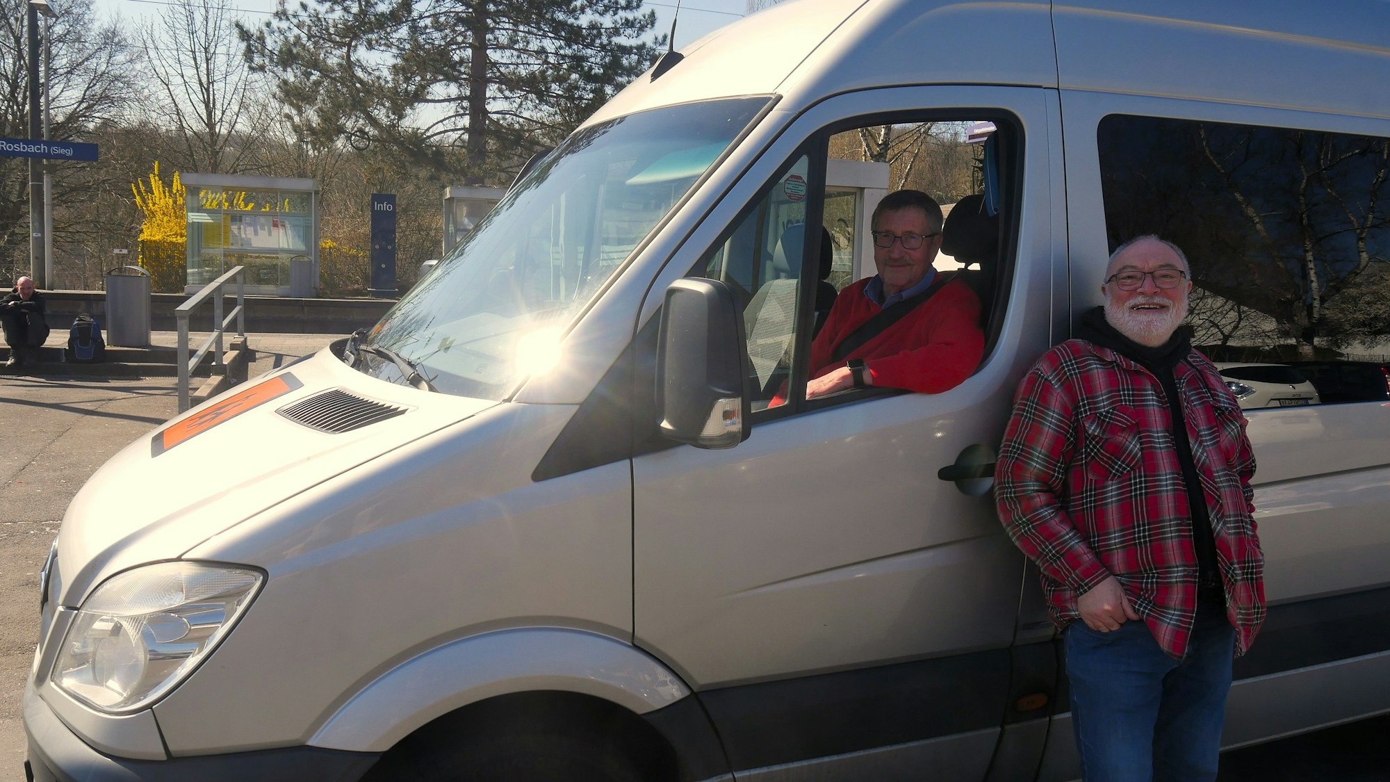 Windecker Linienbusnetz
Der ehemalige Schulamtsleiter der Gemeinde Dieter Niederhausen und Ewald Baum, ÖPNV-Fachmann der Mobilitätsgruppe der Klimainitiative Windeck