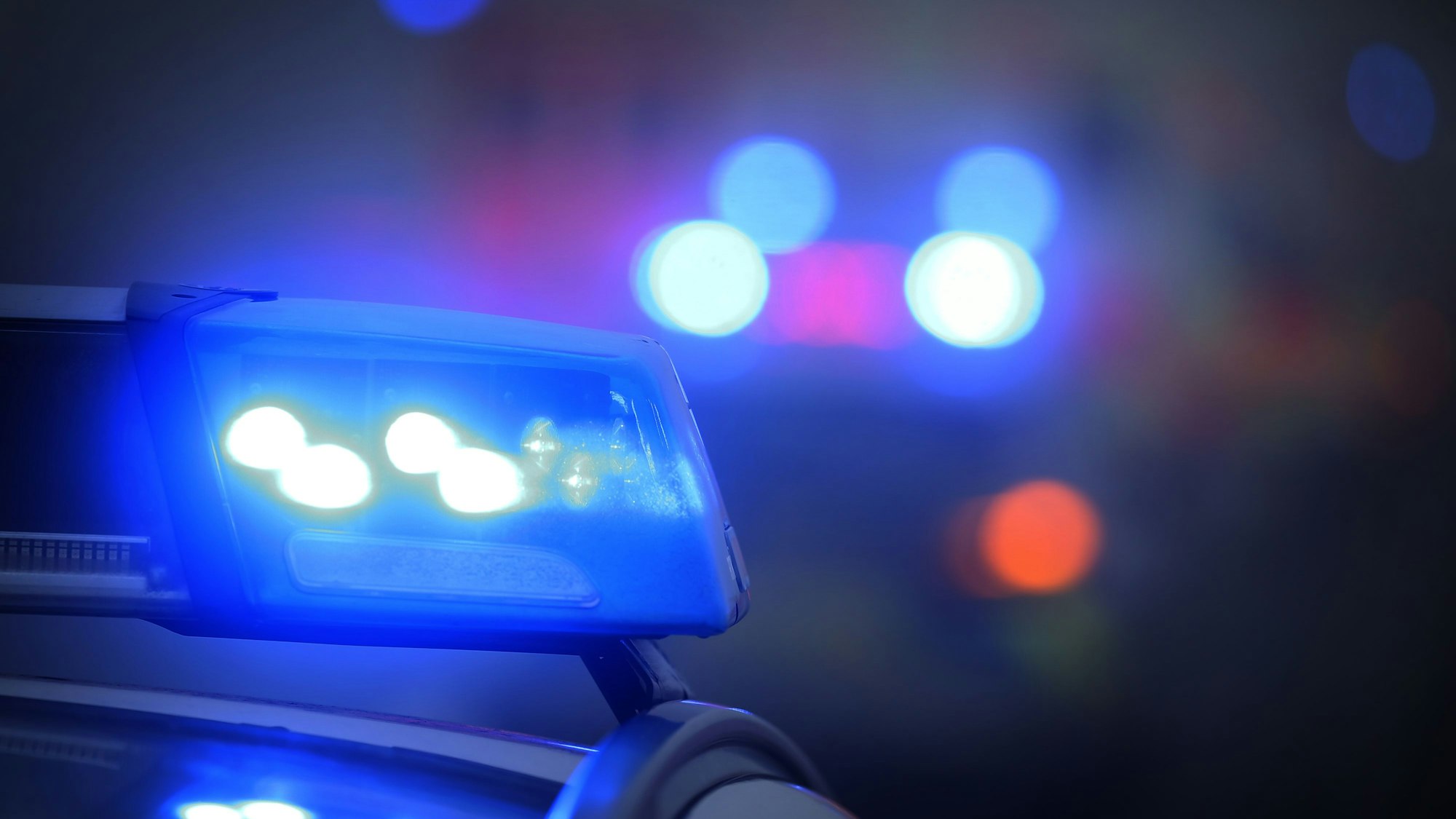 Das Foto zeigt eine Blaulichtanlage auf einem Auto bei Nacht.