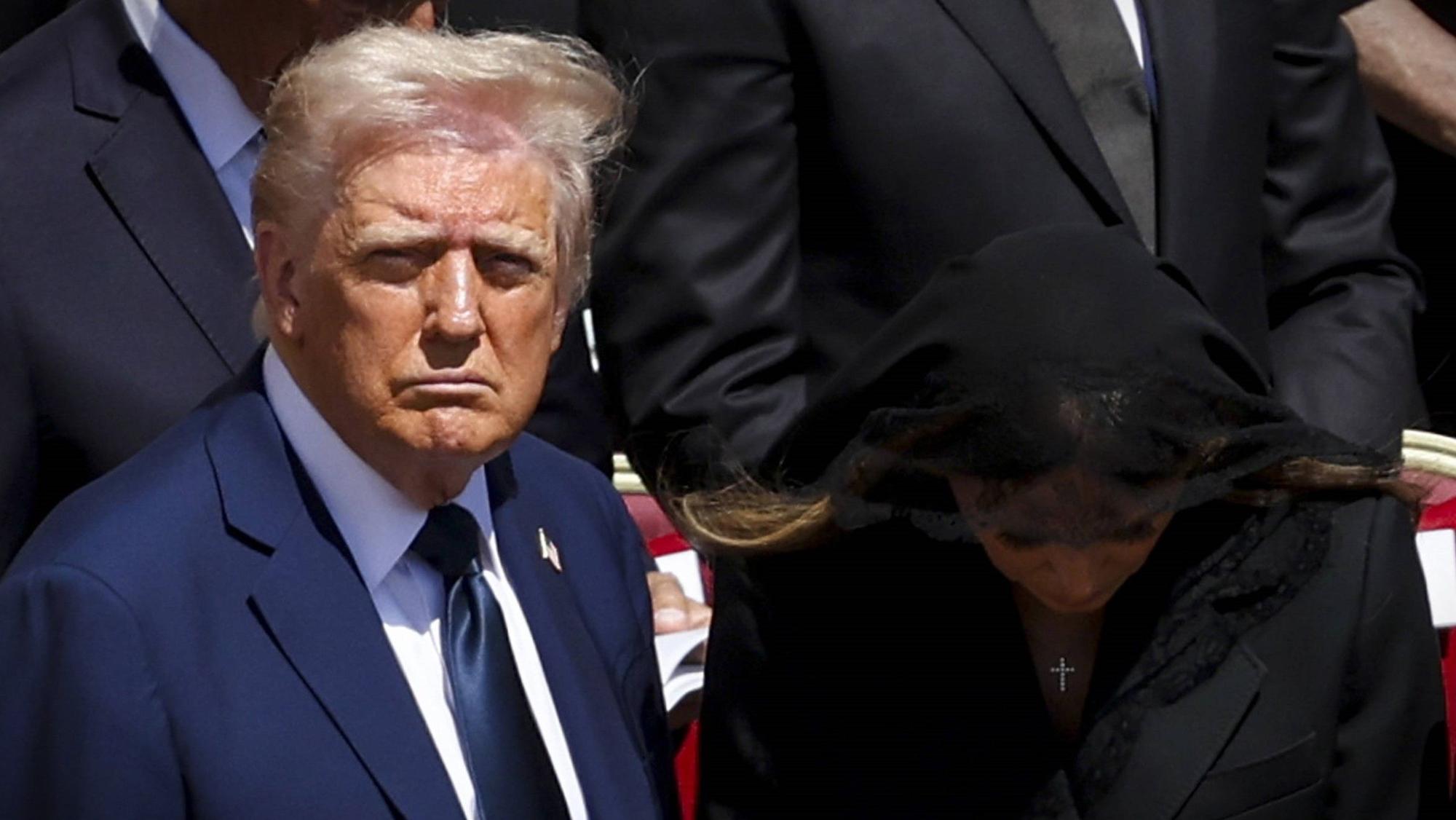 US-Präsident Donald Trump mit seiner Frau Melania beim Begräbnis von Papst Franziskus in Rom. (Archivbild)