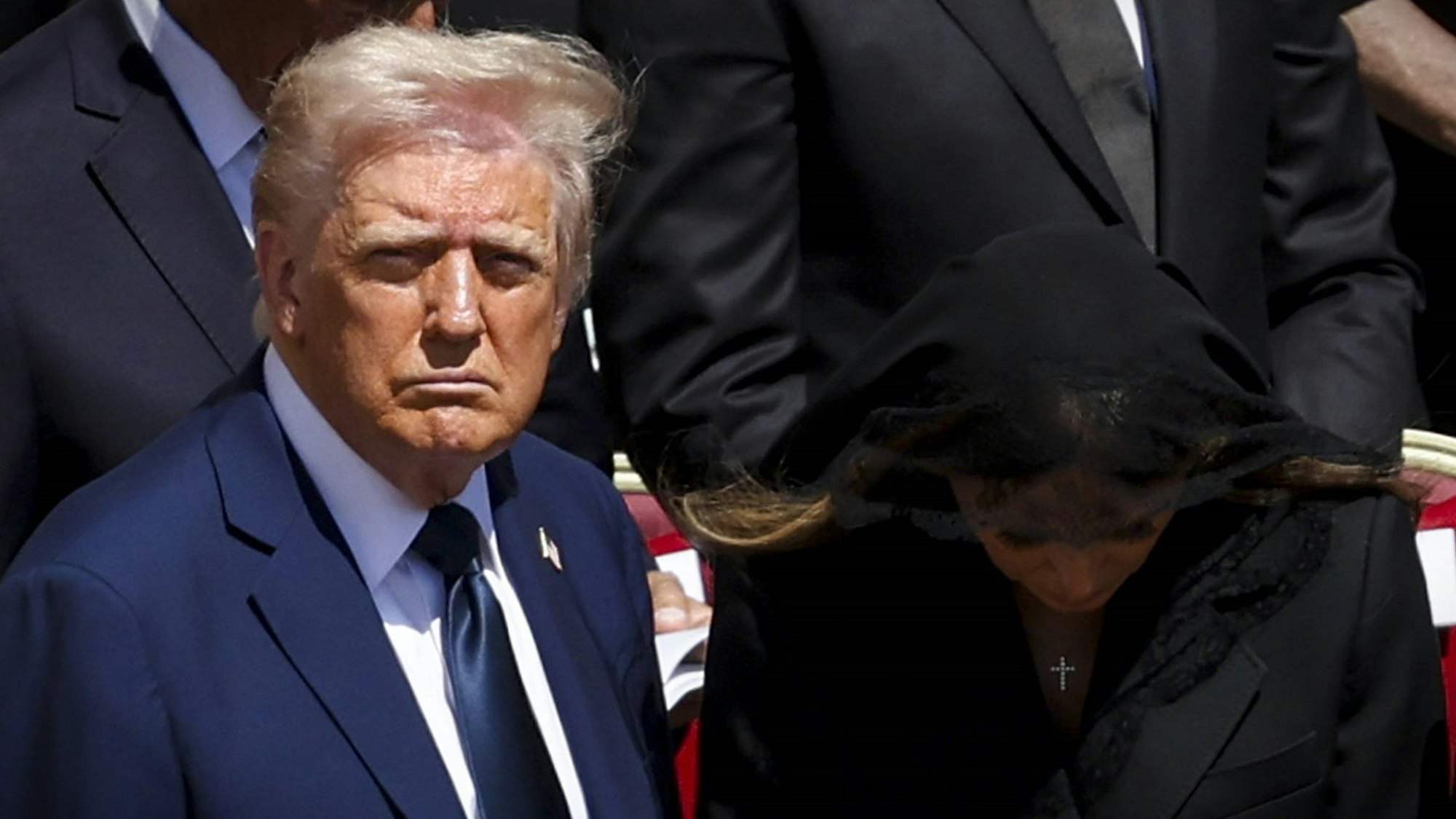 US-Präsident Donald Trump mit seiner Frau Melania beim Begräbnis von Papst Franziskus in Rom. (Archivbild)