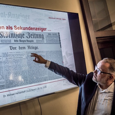 Michael herkenhoff erklärt die Webseite zeitpunkt.nrw . Foto: Ralf Krieger