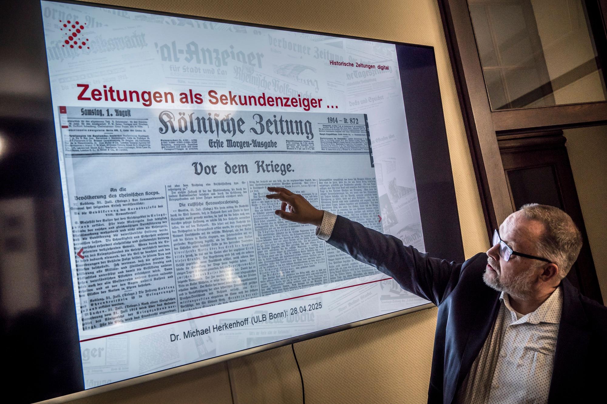 Michael herkenhoff erklärt die Webseite zeitpunkt.nrw . Foto: Ralf Krieger