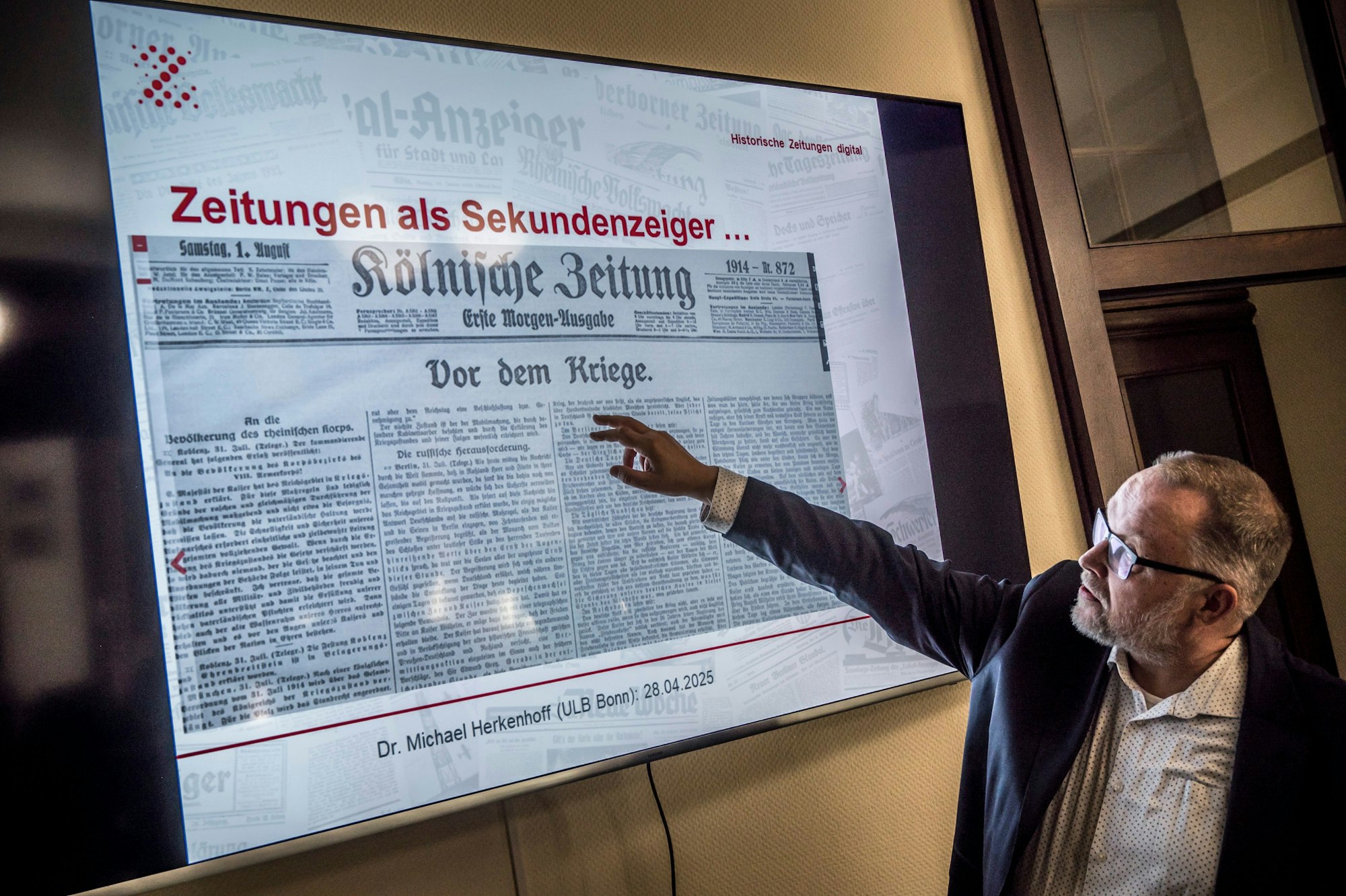 Michael herkenhoff erklärt die Webseite zeitpunkt.nrw . Foto: Ralf Krieger