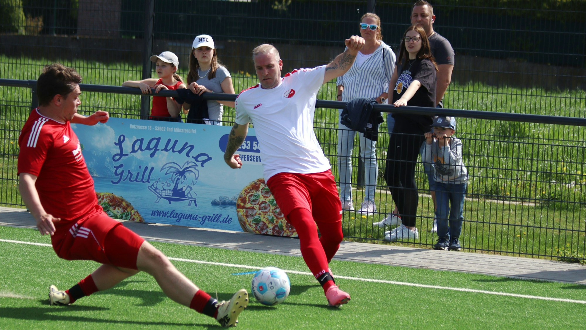 Ein Arloffer Fußballer wird von einem Schönauer Gegenspieler attackiert.