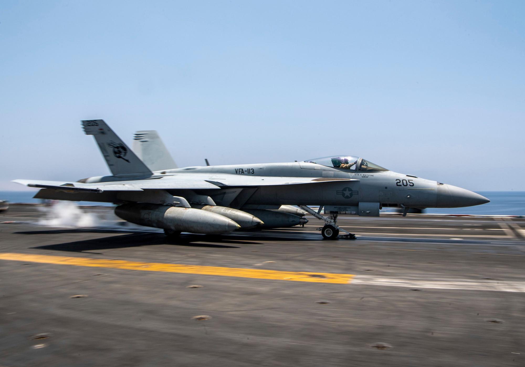 Ein F/A-18E Super Hornet-Kampfflugzeug ist am Montag von einem Flugzeugträger gefallen.