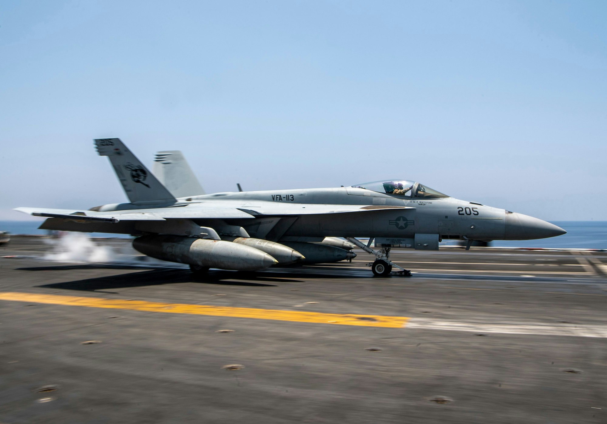 Ein F/A-18E Super Hornet-Kampfflugzeug ist am Montag von einem Flugzeugträger gefallen.