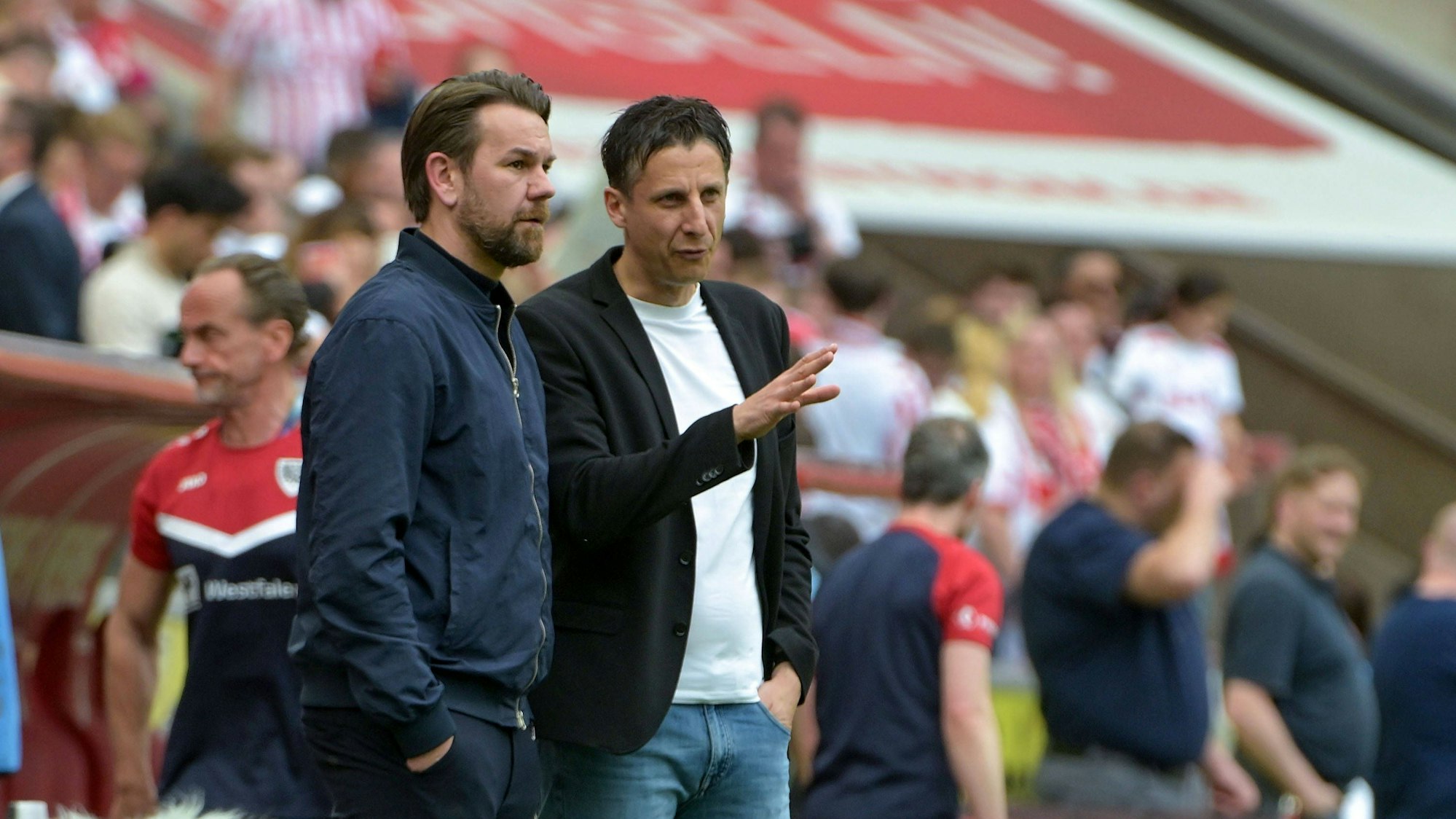 20.04.2025, xjpx, Fussball 2.Bundesliga, 1.FC Koeln - Preußen Muenster v.l. Nach Spielende in der Diskussion - Der Sportliche Leiter der Lizenzspielerabteilung, des 1. FC Koeln - Thomas Kessler Koeln - links und Geschäftsführer des 1.FC Koeln - Christian Keller Koeln DFL/DFB REGULATIONS PROHIBIT ANY USE OF PHOTOGRAPHS as IMAGE SEQUENCES and/or QUASI-VIDEO Koeln *** 20 04 2025, xjpx, Fußball 2 Bundesliga, 1 FC Koeln Preußen Muenster v l After the end of the match in the discussion The sporting director of the licensed player department, 1 FC Koeln Thomas Kessler Koeln left and managing director sports of 1 FC Koeln Christian Keller Koeln DFL DFB REGULATIONS PROHIBIT ANY USE OF PHOTOGRAPHS as IMAGE SEQUENCES and or QUASI VIDEO Koeln