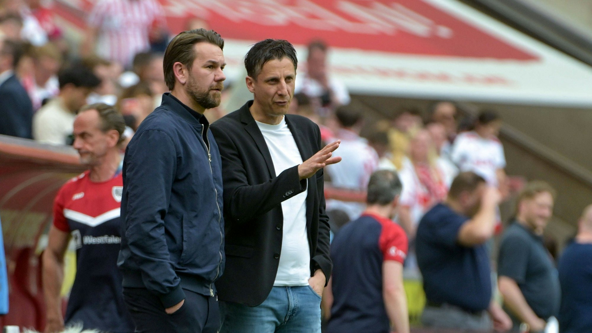 20.04.2025, xjpx, Fussball 2.Bundesliga, 1.FC Koeln - Preußen Muenster v.l. Nach Spielende in der Diskussion - Der Sportliche Leiter der Lizenzspielerabteilung, des 1. FC Koeln - Thomas Kessler Koeln - links und Geschäftsführer des 1.FC Koeln - Christian Keller Koeln DFL/DFB REGULATIONS PROHIBIT ANY USE OF PHOTOGRAPHS as IMAGE SEQUENCES and/or QUASI-VIDEO Koeln *** 20 04 2025, xjpx, Fußball 2 Bundesliga, 1 FC Koeln Preußen Muenster v l After the end of the match in the discussion The sporting director of the licensed player department, 1 FC Koeln Thomas Kessler Koeln left and managing director sports of 1 FC Koeln Christian Keller Koeln DFL DFB REGULATIONS PROHIBIT ANY USE OF PHOTOGRAPHS as IMAGE SEQUENCES and or QUASI VIDEO Koeln