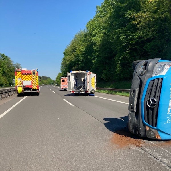 Auf der Autobahn liegt ein Transporter auf der Seite, dahinter stehe zwei Krankenwagen und ein Feuerwehrfahrzeug.