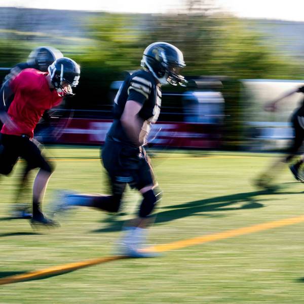 Footballer der Euskirchen Lions laufen über ein Spielfeld.