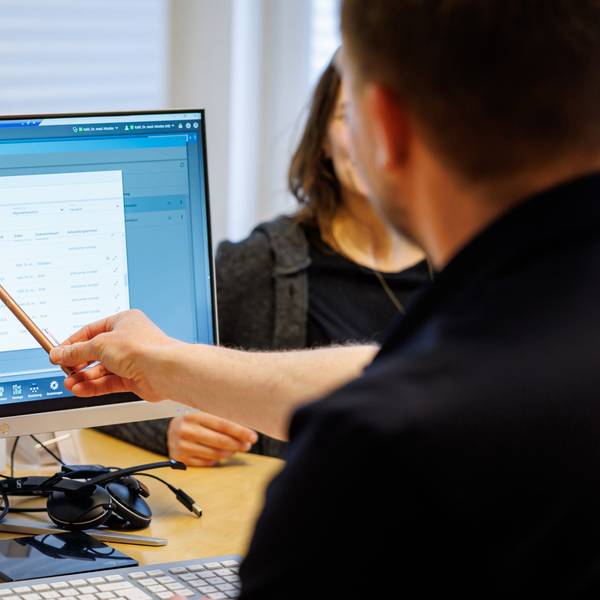PRODUKTION - Arztbriefe und Laborbefunde: Künftig sollen Ärztinnen und Ärzte sie in die elektronische Patientenakte einstellen. (zu dpa: «Erster Blick in die E-Patientenakte: Was erwartet mich?») Foto: Daniel Karmann/dpa - Honorarfrei nur für Bezieher des dpa-Themendienstes +++ dpa-Themendienst +++
